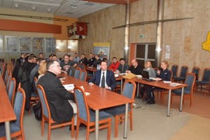 Zdjęcie uczestników przedsięwzięcia na auli Komendy Wojewódzkiej Policji w Łodzi - widok od przodu