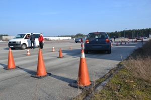 Zdjęcie planu manewrowego - ujęcie ogólne - w oddali widoczne są pojazdy oraz dwie stojące sylwetki