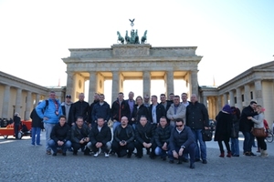 Zdjęcie grupowe uczestników przedsięwzięcia na tle Bramy Brandenburskiej (Berlin)