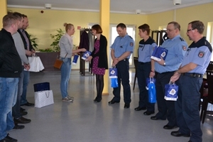 Zdjęcie części spośród uczestników szkolenia oraz przedstawicieli Policji niemieckiej - wspólne wręczenie zestawów pamiątkowych