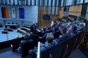 Zdjęcie uczestników przedsięwzięcia siedzących na trybunie dla obserwatorów w izbie niższej Parlamentu Republiki Federalnej Niemiec (Bundestag)