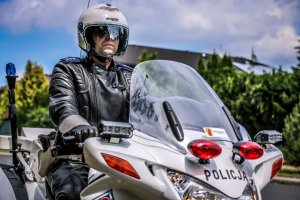 Policjant na motocyklu.