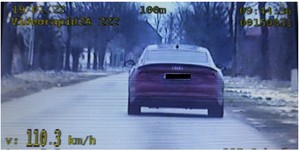Obraz z videorejestratora, samochód jadący ulicą.