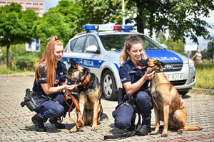 Dwie policjantki wraz z psami służbowymi.