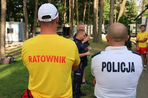 Policjanci i ratownicy w trakcie szkolenia.