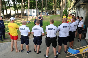 Policjanci i ratownicy w trakcie szkolenia.