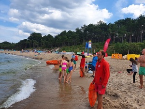 Uczestnicy letnich kolonii na plaży w Jarosławcu.