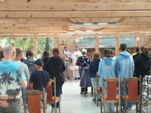 Uczestnicy kolonii letnich podczas mszy świętej w świetlicy obozowej.