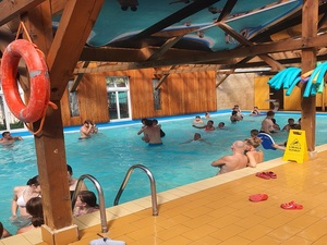 Uczestnicy kolonii letnich na basenie.