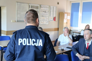 policjant omawia procedury w przypadku sytuacji kryzysowej . Szkolenie na terenie Komendy Regionalnej Straży Ochrony Kolei.