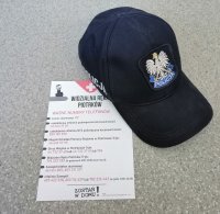 policyjna czapka  z ulotką wolontariatu