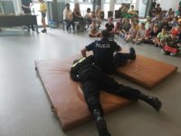 policjanci pokazują dzieciom techniki interwencji