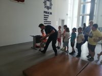 policjanci prezentują dzieciom techniki interwencji