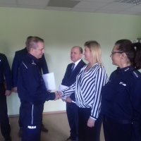 Na zdjęciu Komendant Miejski Policji w Łodzi insp. Paweł Karolak wręcza nagrodę wyróżnionym