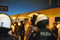 Policjanci na stacji kolejowej zabezpieczają przejazd kibiców drużyny gości