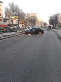 Na zdjęciu widoczny w odległości rozbity pojazd marki BMW.