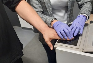 Odciski palców pobierane przez policjantkę od zatrzymanego.