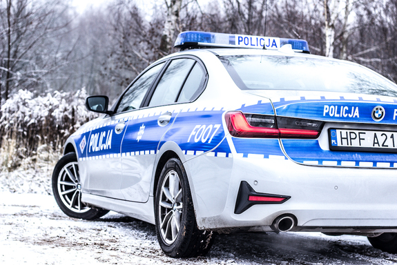 Radiowóz na tle śniegu.