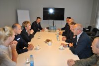 Na zdjęciu widać Panią Prezydent Miasta Łodzi w towarzystwie Z-cy Komendanta Miejskiego Policji oraz zaproszonych gości z Niemiec. Wszyscy siedzą przy prostokątnym stole.