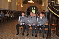 Komendanci Wojewódzcy i Komendant Miejski siedzą w pierwszej ławie w tle policjanci oraz przyjaciele policji