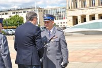 Komendant Miejski Policji w Łodzi przyjmuje gratulacje.