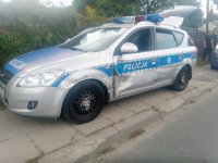 Rozbity radiowóz policyjny z otarciami na lewym boku pjazdu
