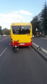 Na zdjęciu widzimy autobus Mpk , a za nim stoi rozbity skuter. Zdarzenie ma miejsce nieopodal przystanku autobusowego.
