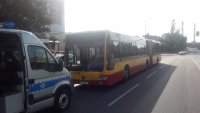 Na zdjęciu widzimy autobus Mpk , a przed nim stoi radiowóz z Ruchu drogowego.