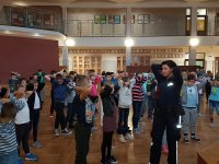 dzielnicowa rozmawia z dziećmi ze Szkoły Podstawowej nr 9 w Skierniewicach