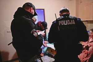 Policjanci oraz funkcjonariusze Straży Granicznej podczas kontroli w domu u obcokrajowców.