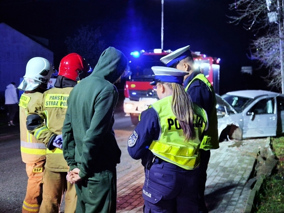 Policjanci z kierującym na miejscu zdarzenia.