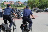 dwóch policjantów jadących obok wśród motocykli