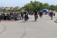 dwóch policjantów patrolujących piknik motocyklowy