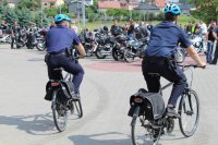 policjanci jadący na rowerach w niebieskich kaskach