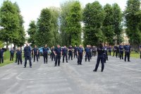 policjanci ćwiczą na placu komendy dla chorego Wojtusia