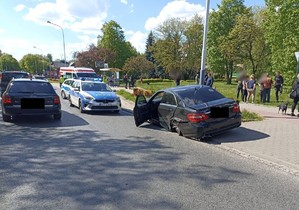 Rozbite po pościgu auta i policyjny radiowóz stojący na środku jezdni.