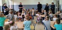 policjanci na spotkaniu z uczniami i przedszkolakami