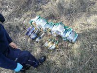 lezący na trawie skradziony i odzyskany alkohol
