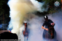 Policyjne konie ze Smardzewic podczas szkolenia prowadzonego na padole. Podczas szkolenia wykorzystywane są różnego rodzaju bodźce tj. wizualne jak race dymne, i fontanny ognia, dźwiękowe jak wystrzały z broni maszynowej i petard, strumienie wody itp.