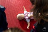 resuscytacja fantoma - niemowlaka przez uczestniczkę imprezy