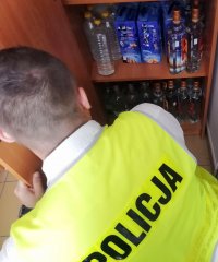 policjant i nielegalny alkohol