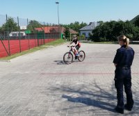 policjant i uczeń na rowerze