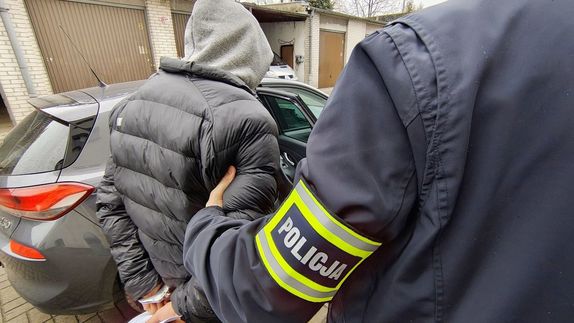 Policjant z zatrzymanym.