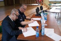 Komendant Powiatowy Policji podczas podpisywania porozumienia z Prezesem Spółdzielni Mieszkaniowej Łęczycanka.