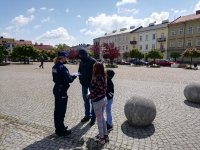 policjanci rozdają maseczki ochronne dla społeczeństwa
