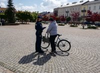policjanci rozdają maseczki ochronne dla społeczeństwa
