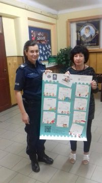 policjantka przekazuje kalendarz