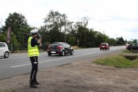 policjant podczas kaskadowego pomiaru prędkości