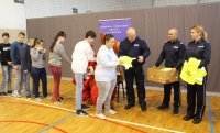 policjanci wraz ze Św. Mikołajem i dziećmi w trakcie spotkania profilaktycznego na sali gimnastycznej