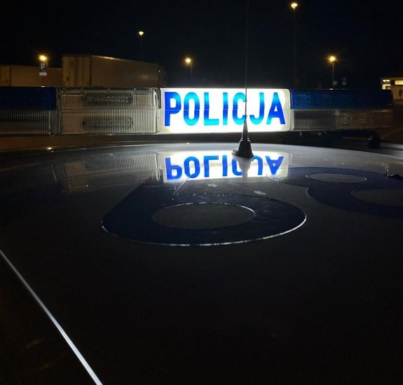 widzimy belkę policyjnego radiowozu.